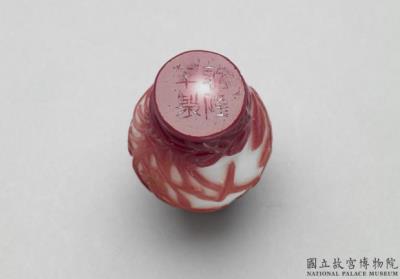 图片[3]-Red-on-white glass overlay snuff bottle with a flower-and-butterfly design, Qing dynasty, Qianlong reign(1736-1795)-China Archive